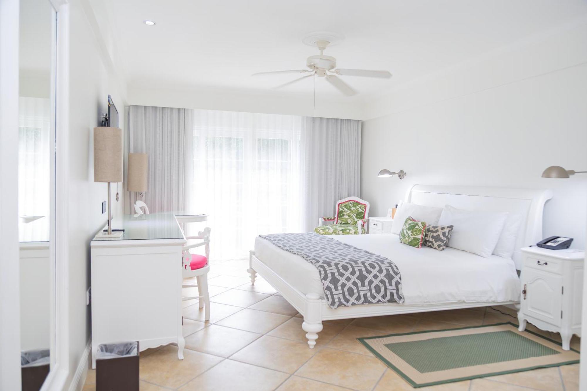 Sundeck Swim-Up Suite