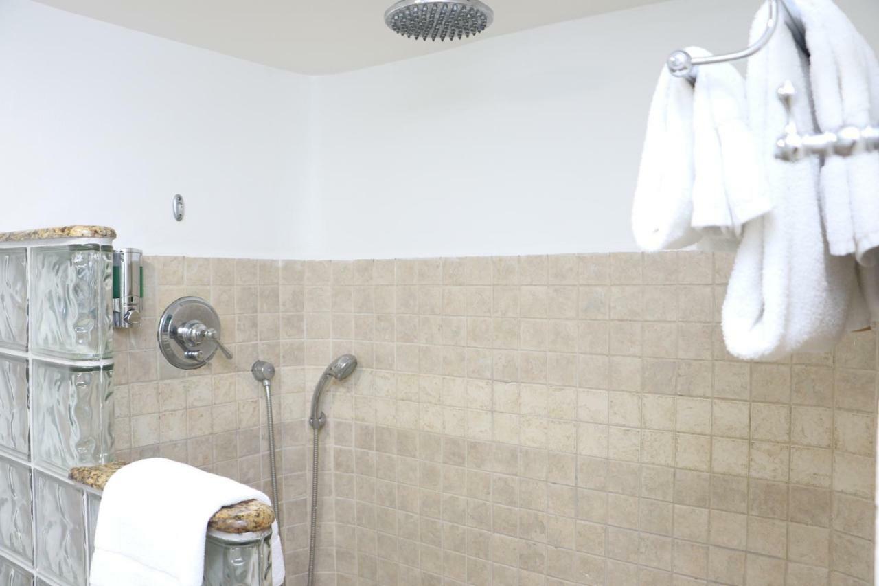 Sundeck Serenity Suites